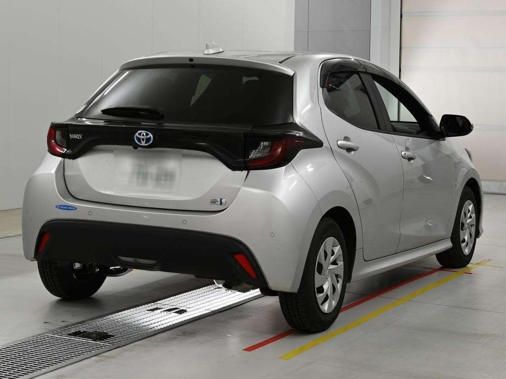 2022 Toyota Yaris ハイブリッドX auction photo 2