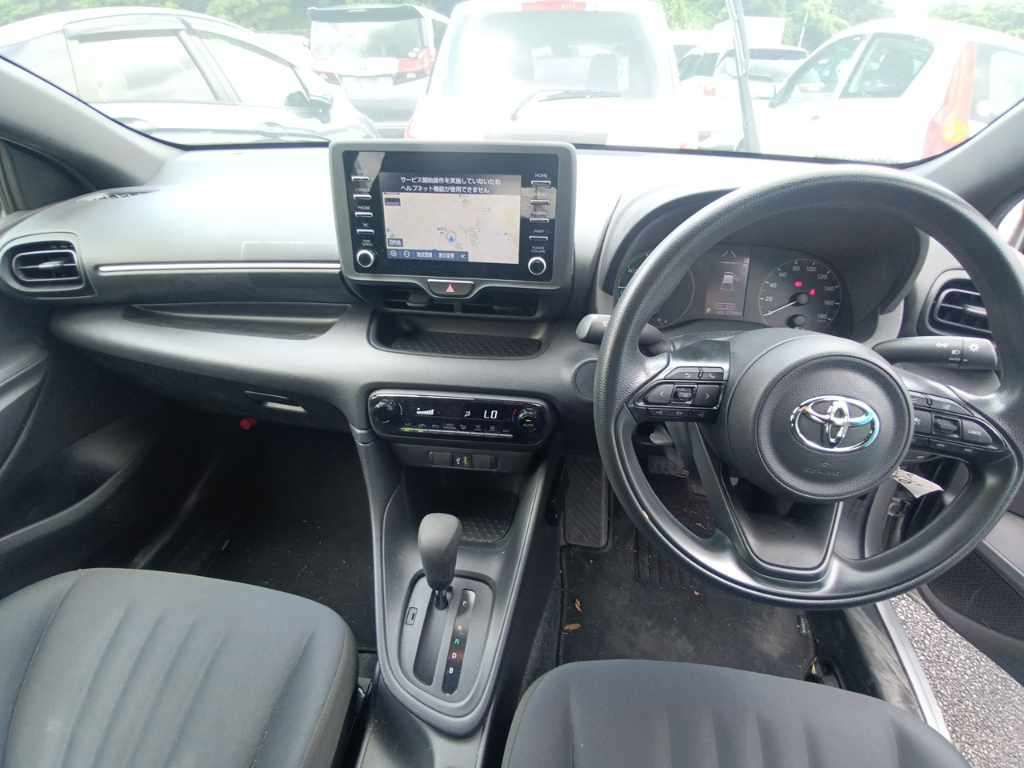 2022 Toyota Yaris ハイブリッドX auction photo 11