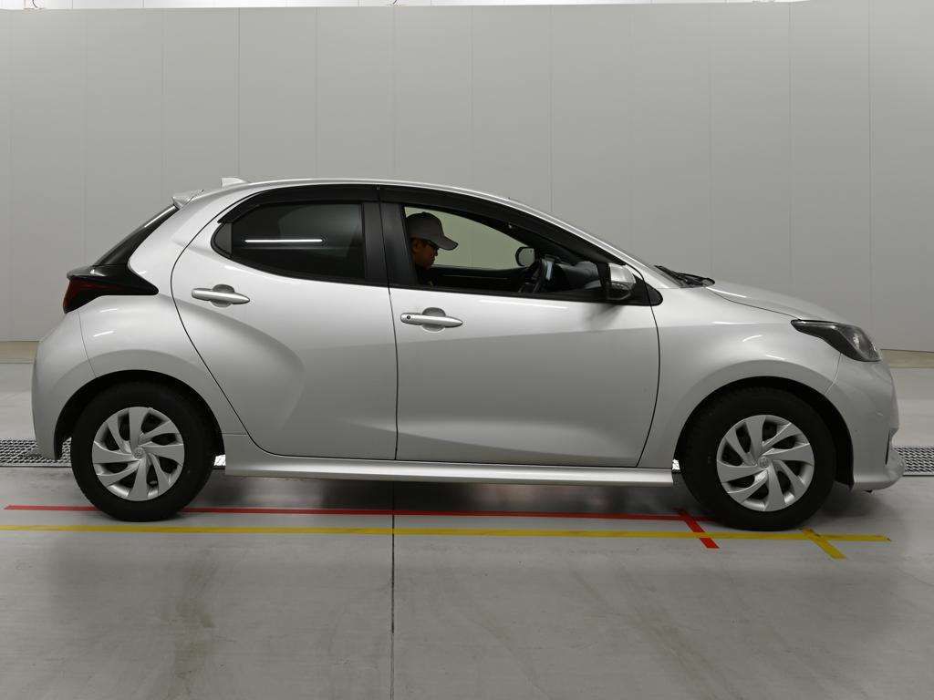 2022 Toyota Yaris ハイブリッドX auction photo 3