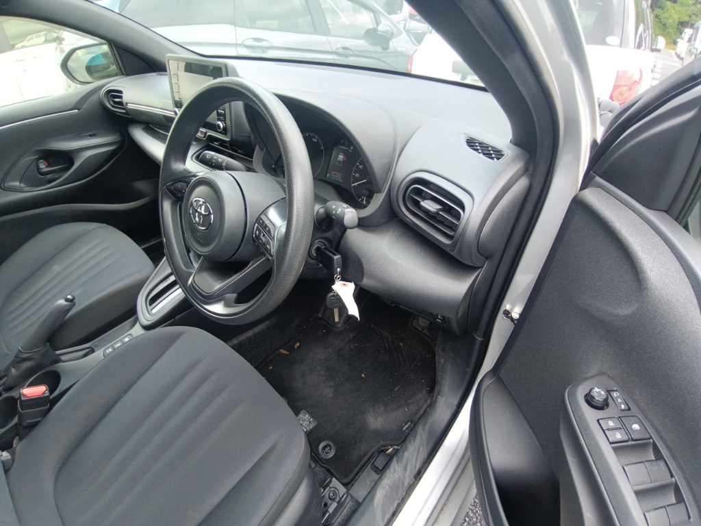 2022 Toyota Yaris ハイブリッドX auction photo 9