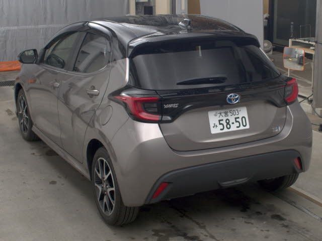 2022 Toyota Yaris ハイブリッドZ auction photo 2
