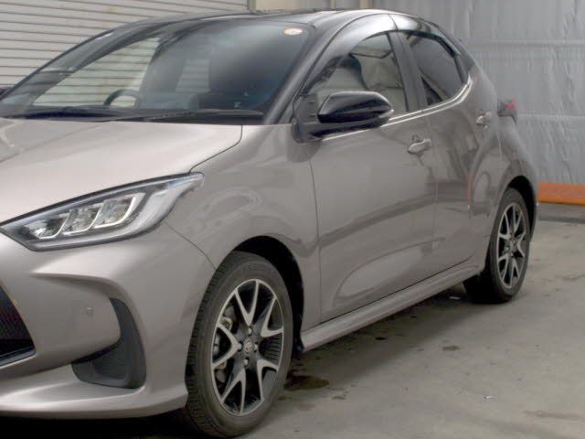 2022 Toyota Yaris ハイブリッドZ auction photo 4
