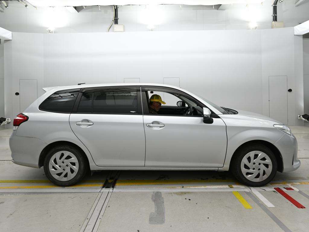 2021 Toyota Corolla Fielder ハイブリッド EX auction photo 3