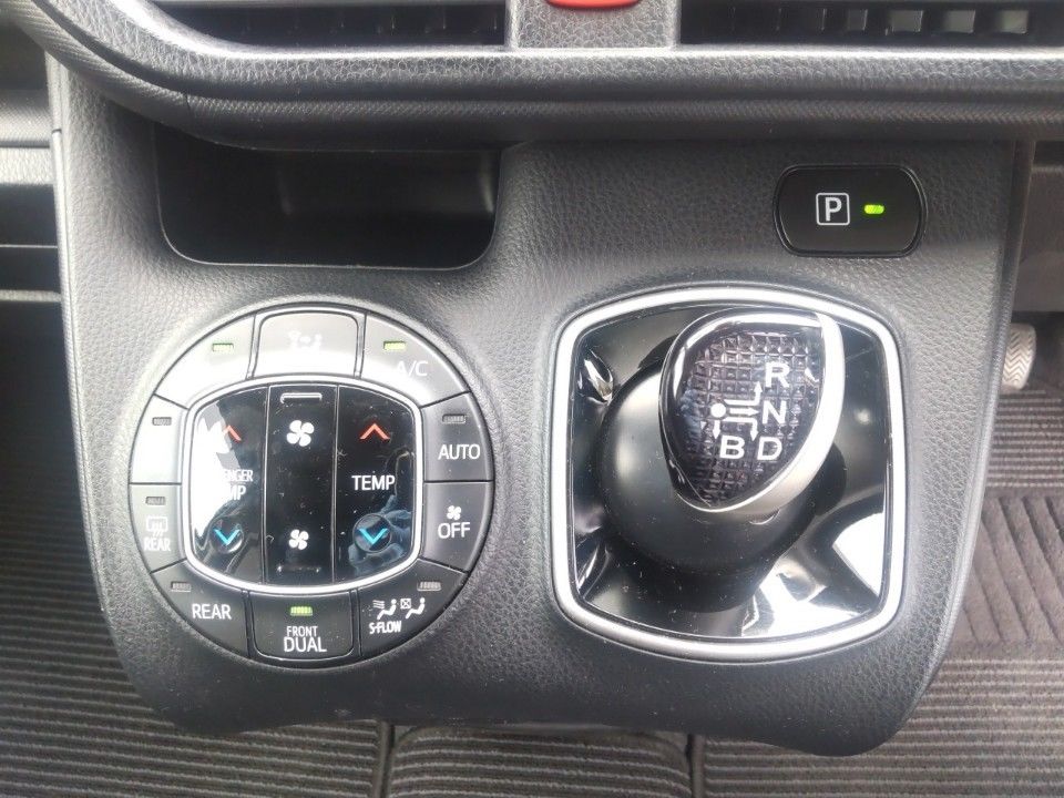 2021 Toyota Noah auction photo 12