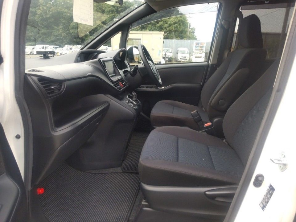 2021 Toyota Noah auction photo 16