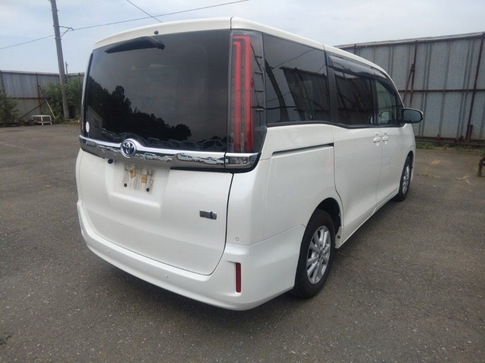 2021 Toyota Noah auction photo 2