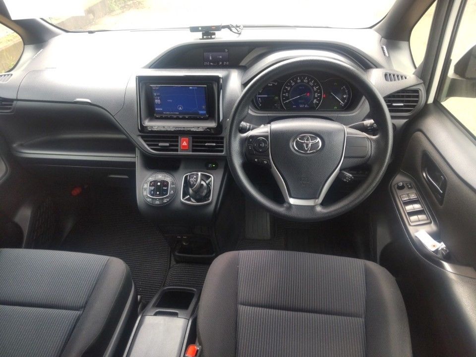 2021 Toyota Noah auction photo 3