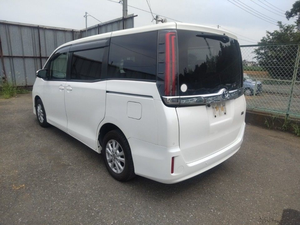 2021 Toyota Noah auction photo 6