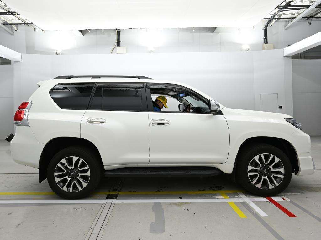 2023 Toyota Land Cruiser Prado TX L Package 4WD auction photo 3