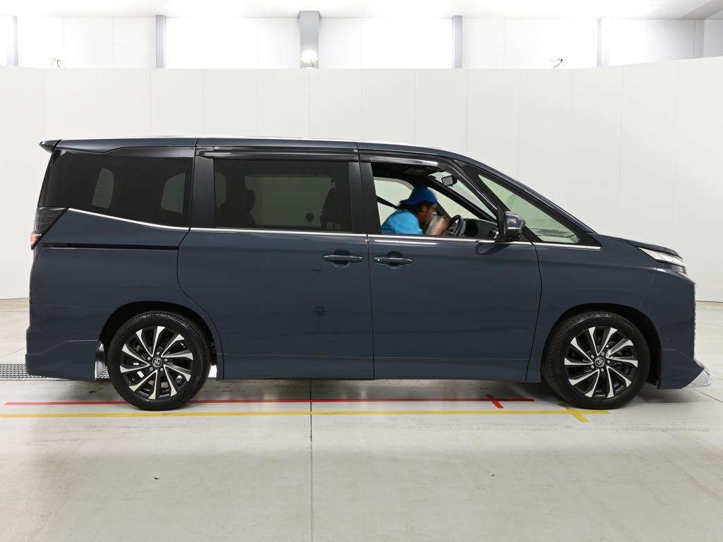 2022 Toyota Voxy S-Z auction photo 3