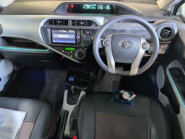 2013 Toyota Aqua S auction photo 3
