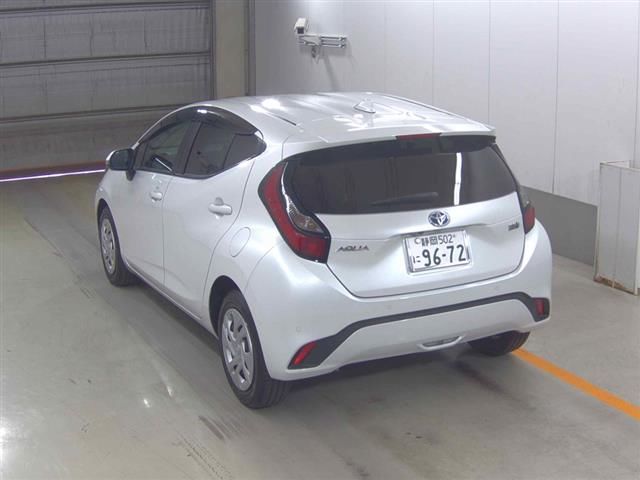 2021 Toyota Aqua X auction photo 2