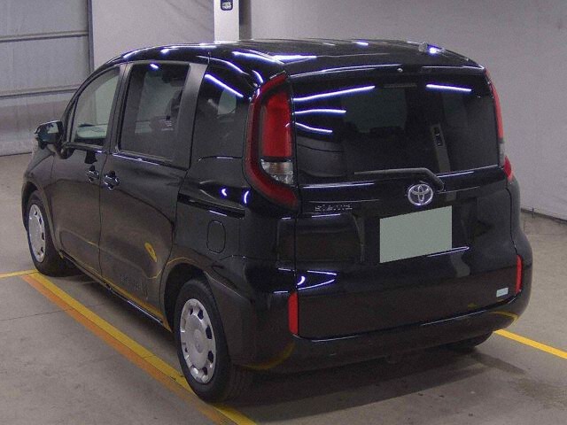2022 Toyota Sienta X auction photo 2