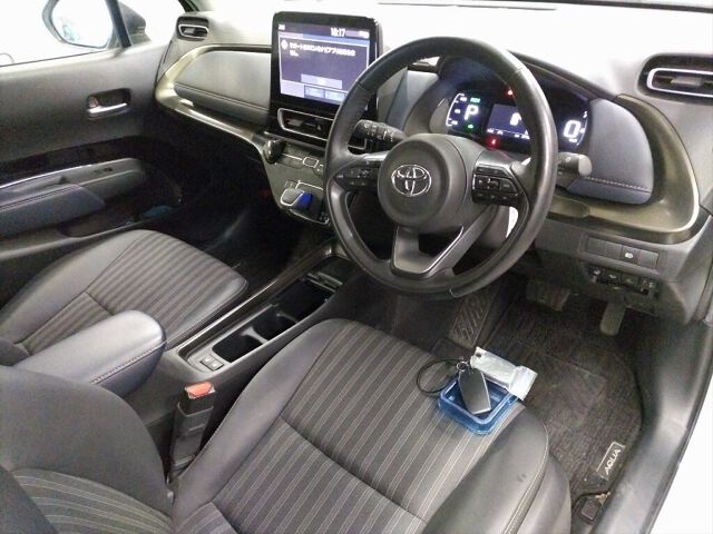 2022 Toyota Aqua Z 4WD auction photo 3