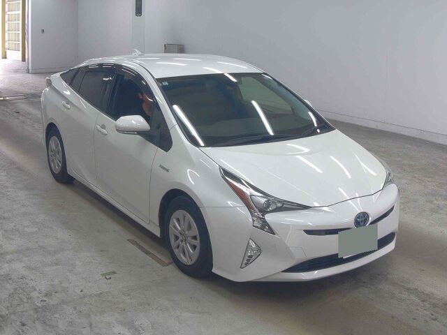 2018 Toyota Prius S Safety Plus Japan auction vehicle