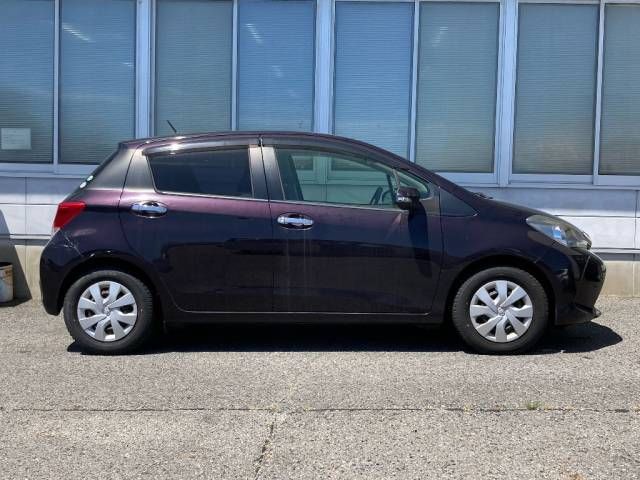 2015 Toyota Vitz 1.3F スマートスタイル auction photo 2