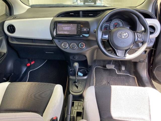 2015 Toyota Vitz 1.3F スマートスタイル auction photo 4