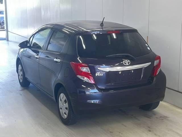 2015 Toyota Vitz 1.3F スマートスタイル auction photo 3