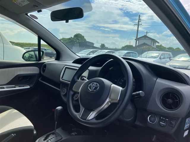 2016 Toyota Vitz F auction photo 3