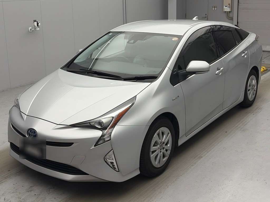 Japan Auction Vehicles 4 2017 Toyota Prius S auction photo