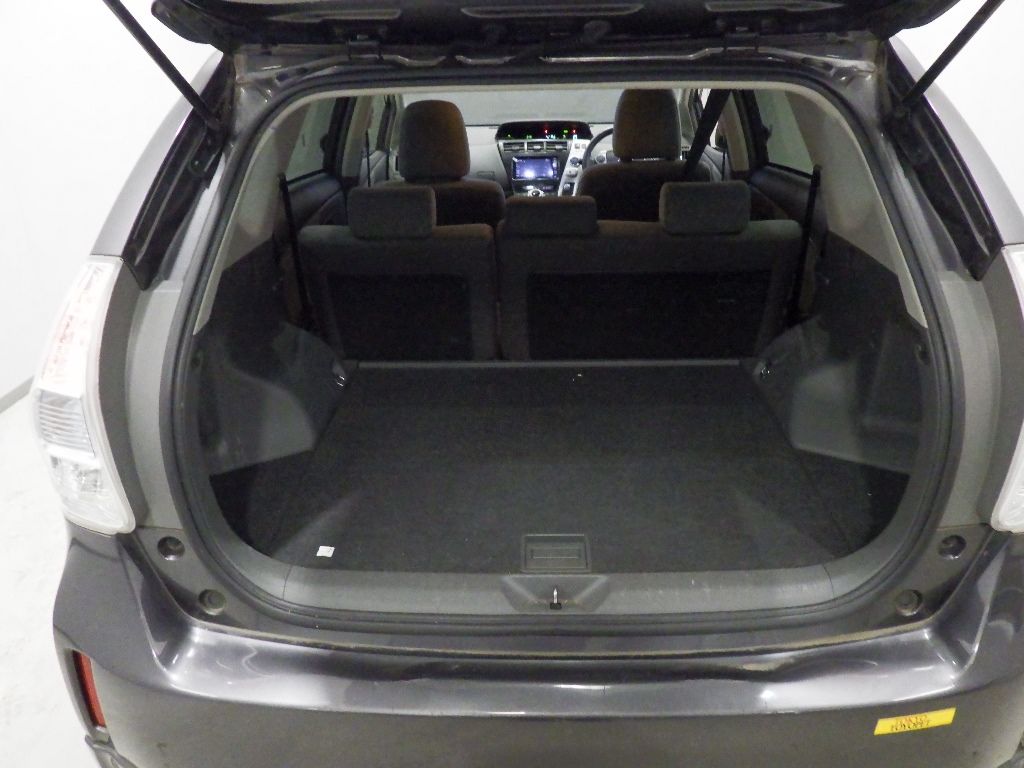 2014 Toyota Prius Alpha S Touring Selection auction photo 8