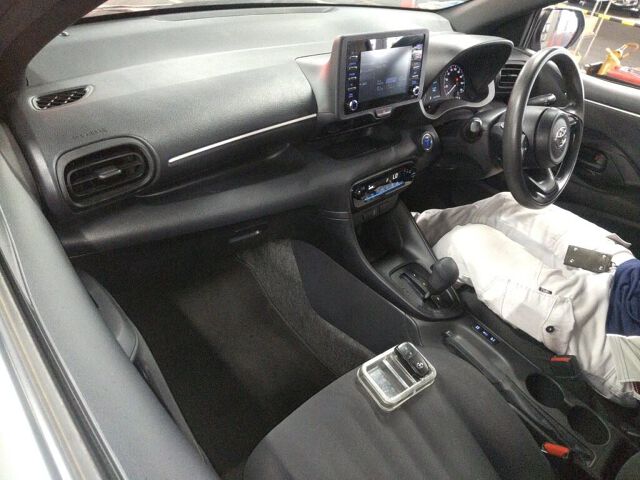 2021 Toyota Yaris Hybrid X auction photo 3