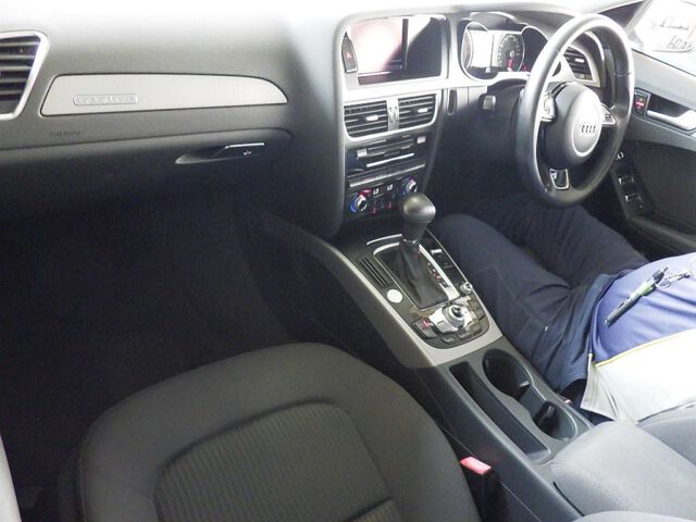 2013 Audi A4 2.0TFSIクワトロ 4WD auction photo 3