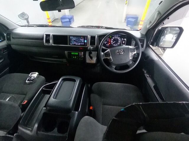 2023 Toyota Hiace GL 4WD auction photo 3