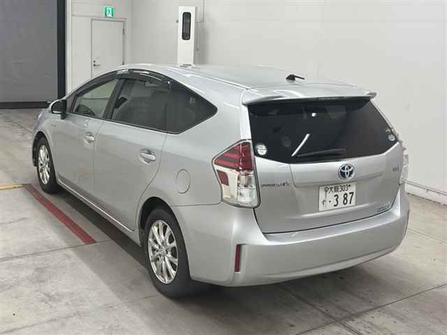 2018 Toyota Prius Alpha S Lセレクション auction photo 2