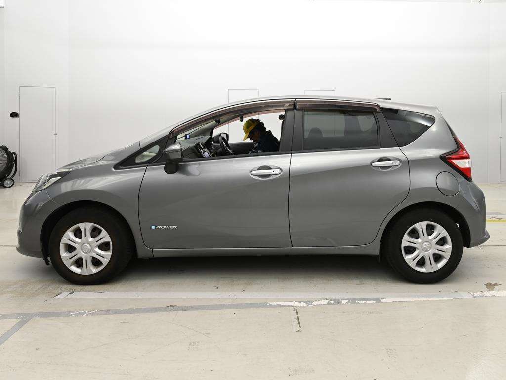 2018 Nissan Note e-パワー X auction photo 4