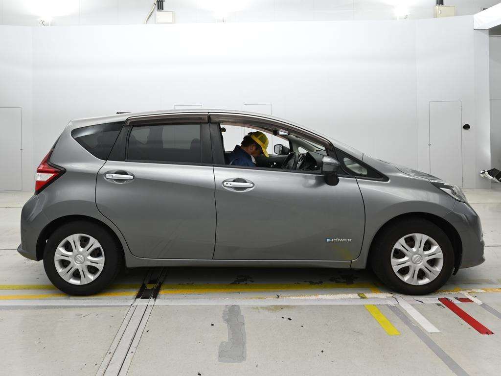 2018 Nissan Note e-パワー X auction photo 3