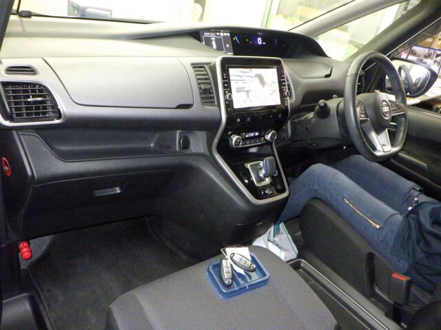 2018 Nissan Serena EパワーXV auction photo 3