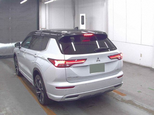 2021 Mitsubishi Outlander PHEV P 4WD auction photo 2
