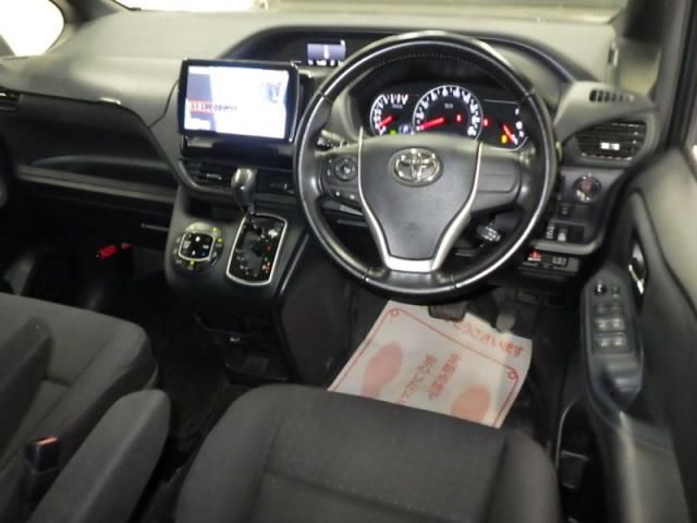 2015 Toyota Voxy auction photo 3