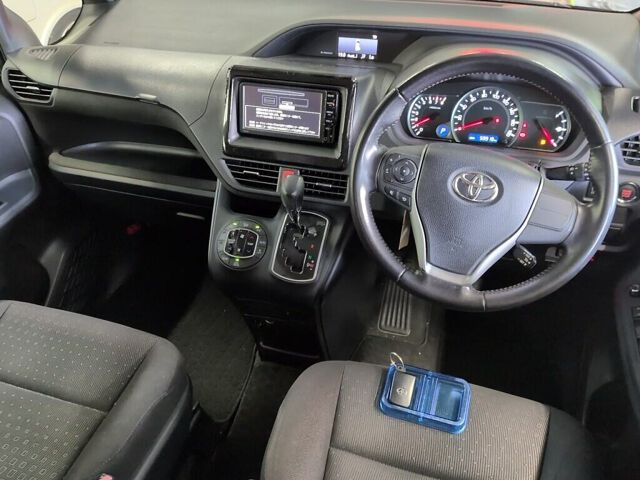 2016 Toyota Voxy V auction photo 3