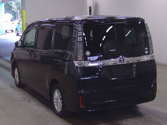 2016 Toyota Voxy V auction photo 2