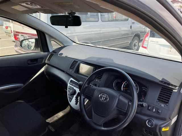 2015 Toyota Isis プラタナ auction photo 3