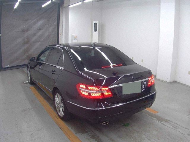 2011 Mercedes-Benz E-Class E300アバンギャルト auction photo 2