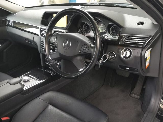 2011 Mercedes-Benz E-Class E300アバンギャルト auction photo 3