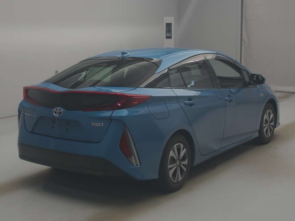 2020 Toyota Prius PHEV A Navigation Package auction photo 2