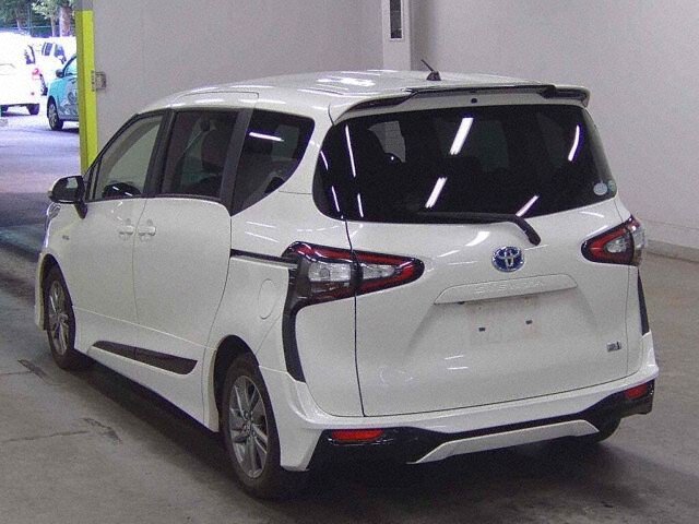 2015 Toyota Sienta Hybrid G auction photo 2