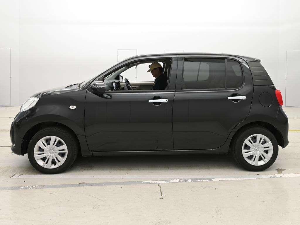 2023 Toyota Passo X auction photo 4