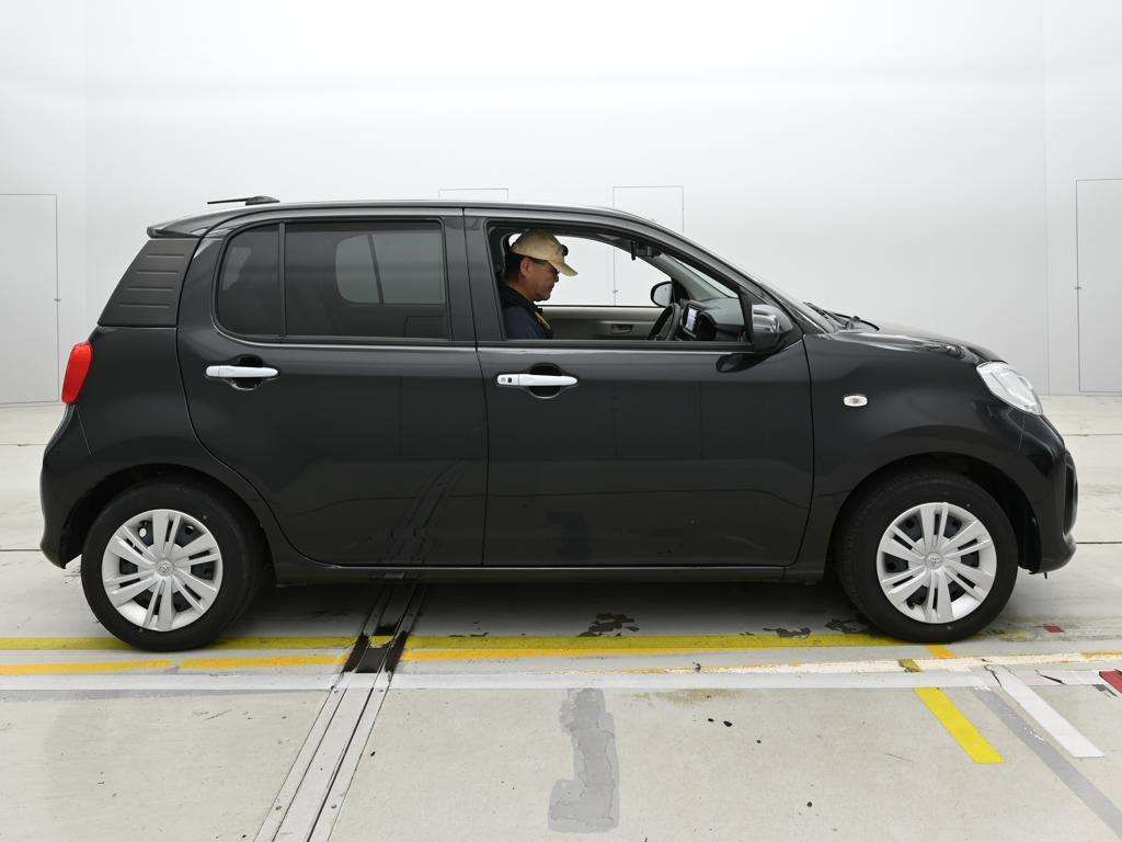 2023 Toyota Passo X auction photo 3