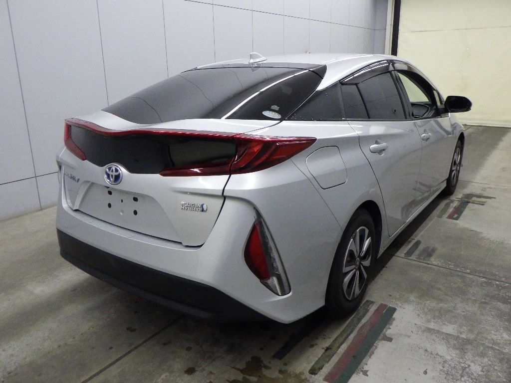 2017 Toyota Prius PHV Sナビパッケージ auction photo 2