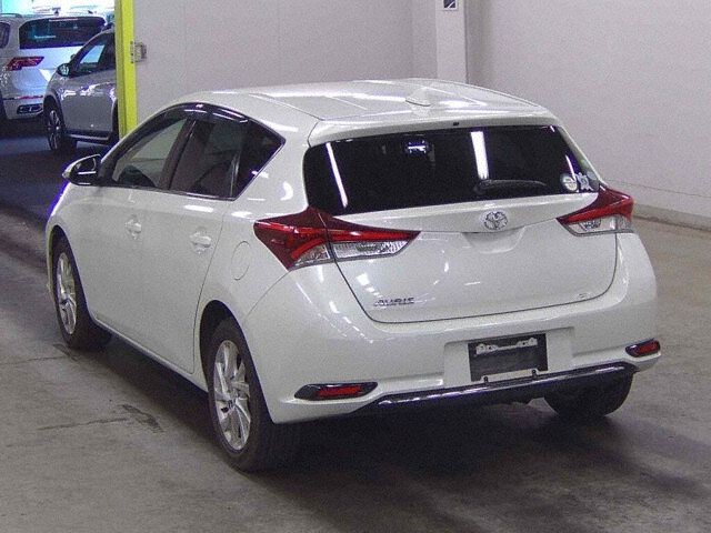 2015 Toyota Auris 150X Sパッケージ auction photo 2