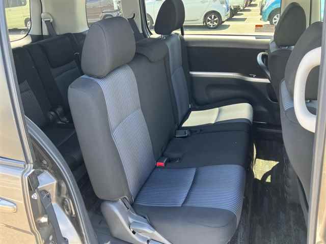 2016 Toyota Isis プラタナ auction photo 7