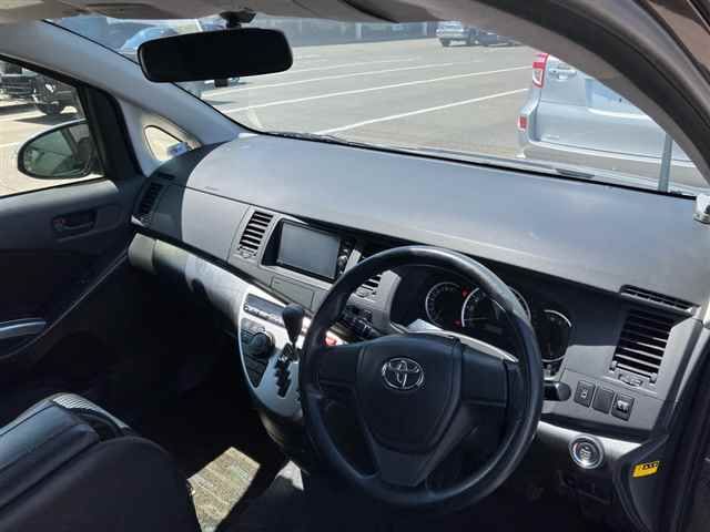 2016 Toyota Isis プラタナ auction photo 3