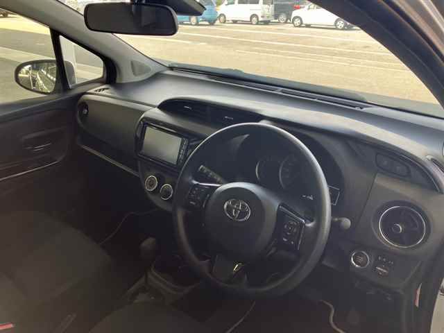 2016 Toyota Vitz F LEDエディション auction photo 3