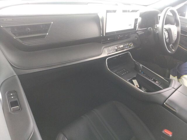 2024 Toyota Century Base grade 4WD auction photo 3