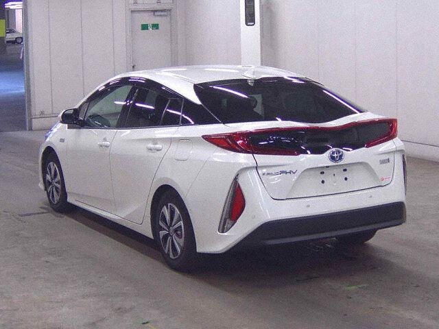 2017 Toyota Prius PHEV A auction photo 2